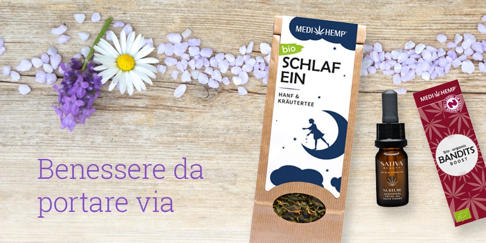 Una ragazza con i capelli biondi e gli occhi azzurri sorride