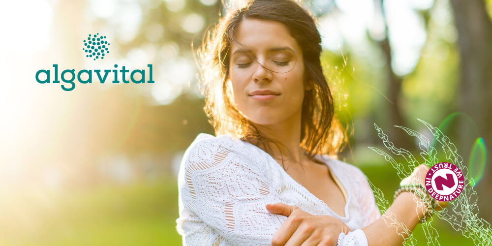 Eine Frau schließt die Augen und denkt an etwas Gutes im Sonnenschein