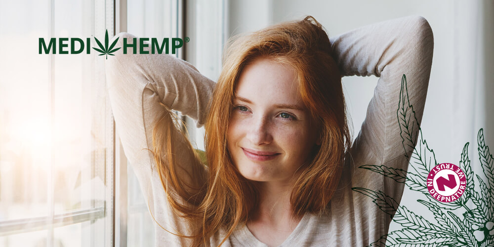 Ein lächelndes Mädchen schaut durch das Fenster