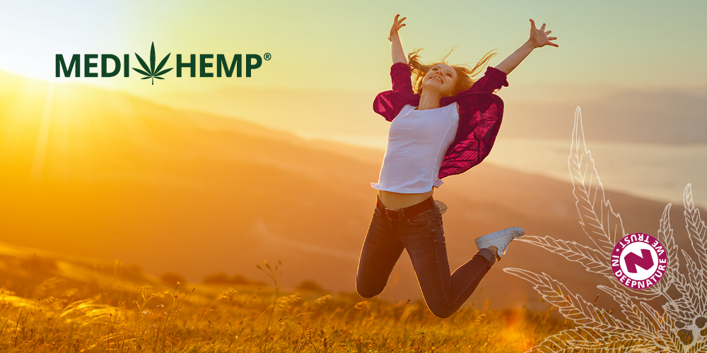 Fille heureuse saute au coucher du soleil